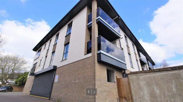 High Road, Loughton, photo 1