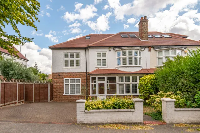 164 Sutherland Grove, London, photo 1