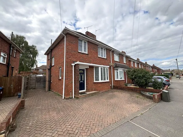 Calvert Close, Aldershot, Hampshire, GU12 4QX, photo 1