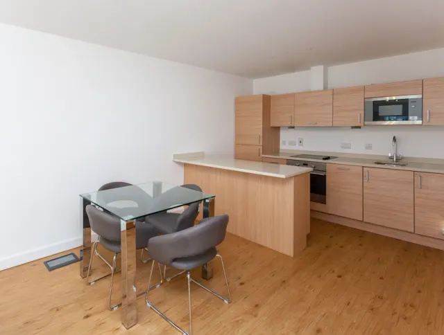 Boulevard Drive, Beaufort Park, NW9, photo 3