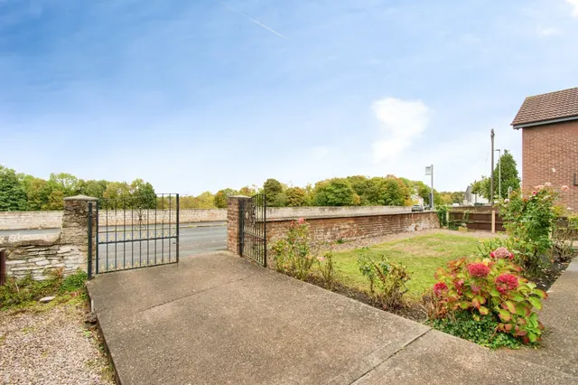 North Road, Brotherton, WF11, photo 2