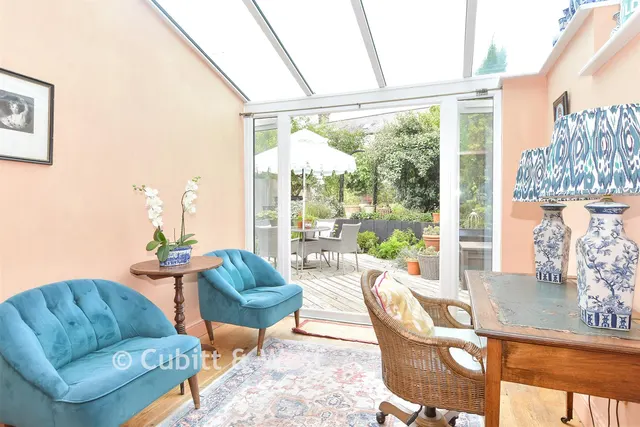 Dallaway Gardens, East Grinstead, RH19, photo 1