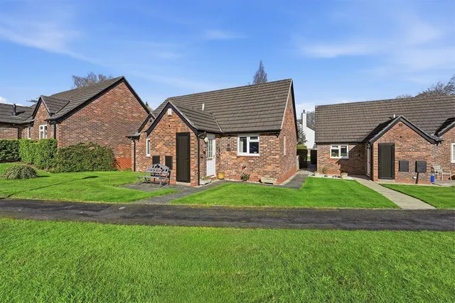 Shirleys Close, Prestbury, photo 1