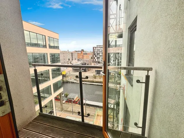 Photo 2 — La Salle, Leeds Dock