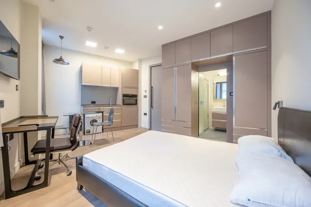 Photo 2 — Flat 2, 161a Brent Street, London