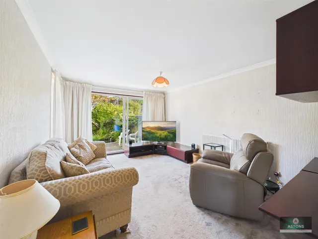 Linden Close, Furnace Green, photo 2