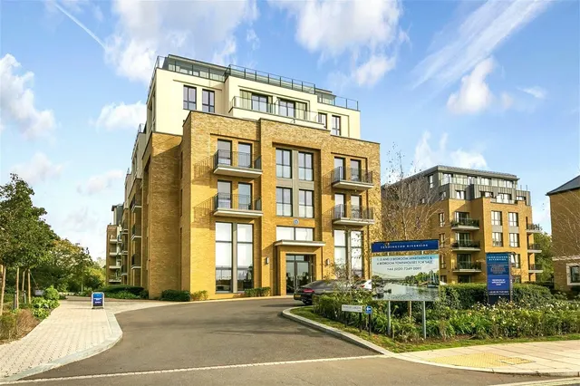 Pinewood Gardens, Teddington, TW11, photo 1