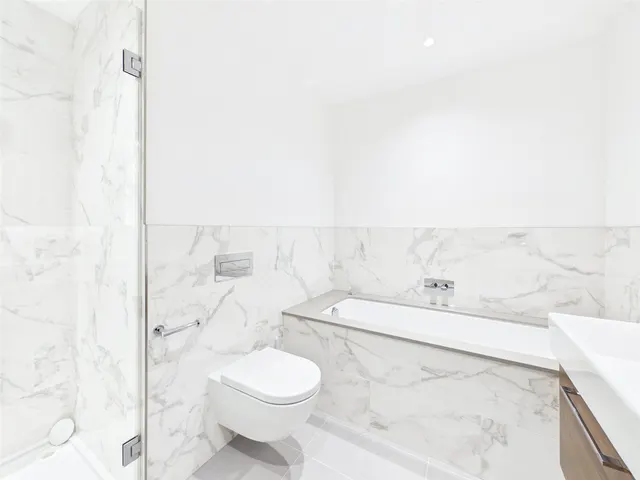 Pinewood Gardens, Teddington, TW11, photo 3