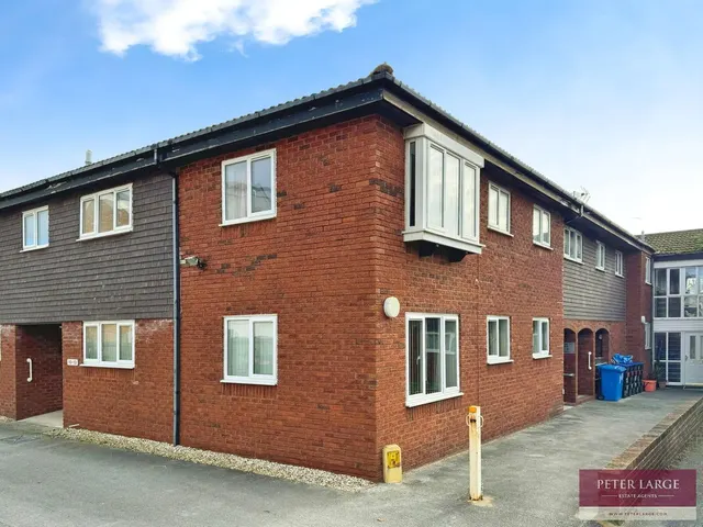 Russell Road, Rhyl, LL18 3DJ, photo 1