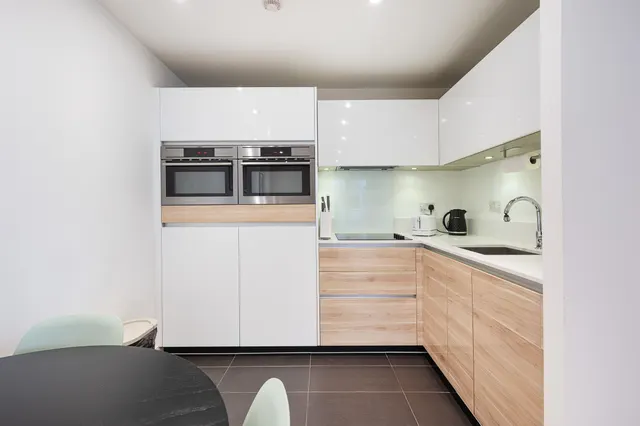 Photo 3 — Flat 35 Hoxton Wharf, 14 Wiltshire Row, London