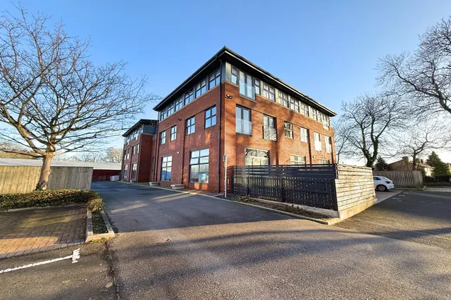 Metro House, Sale, photo 1