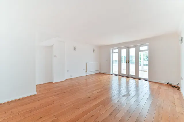 Photo 2 — 27 Crescent Road, Bromley