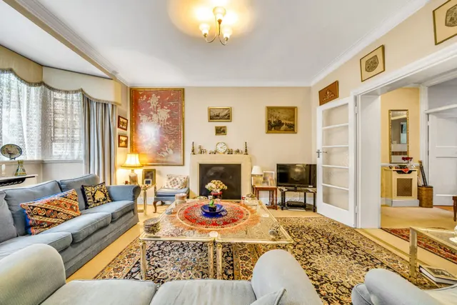 Marlborough Court, Kensington, photo 1