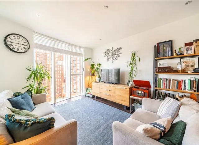 Wandsworth Road, Vauxhall, SW8, photo 1