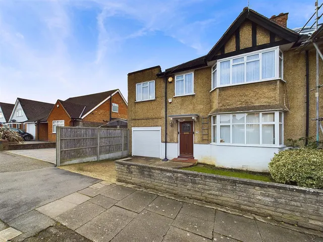 Hawthorne Avenue, Ruislip, Middlesex, HA4 8SR, photo 1