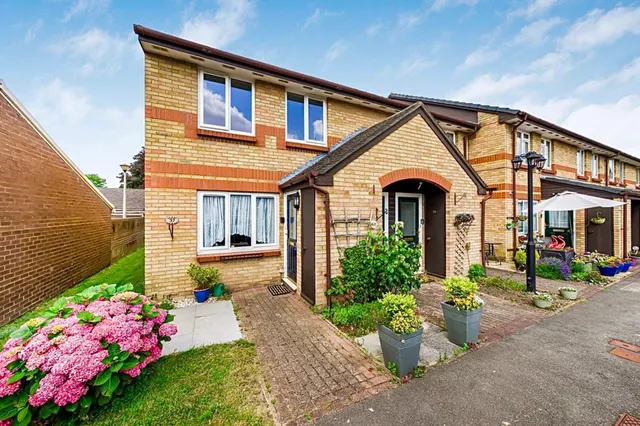 Magnolia Court, Auriol Drive, UB10, photo 1
