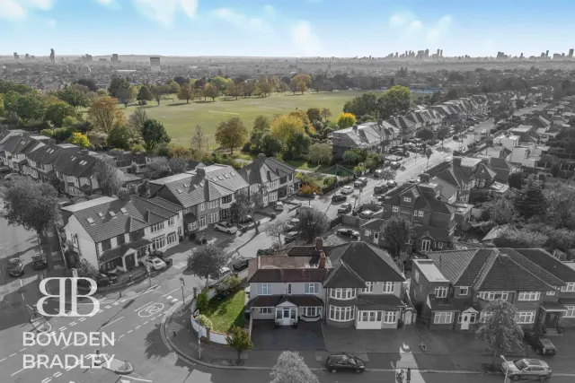 Lord Avenue, Clayhall, IG5, photo 1