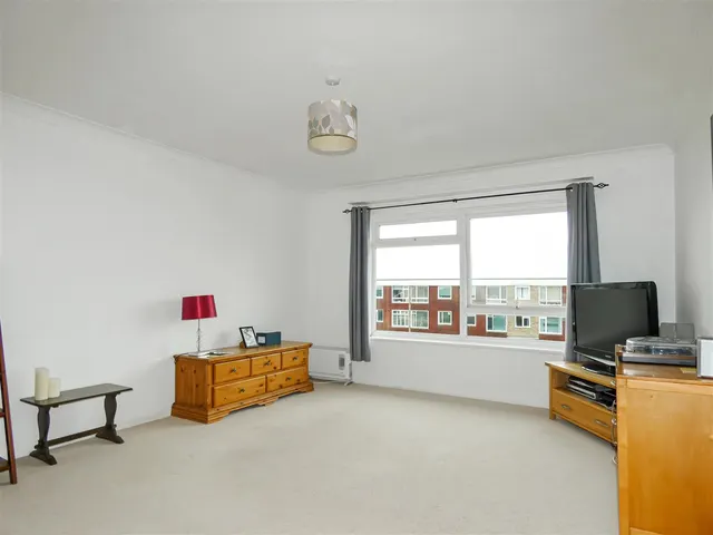 Fontwell Close, Rustington, photo 2