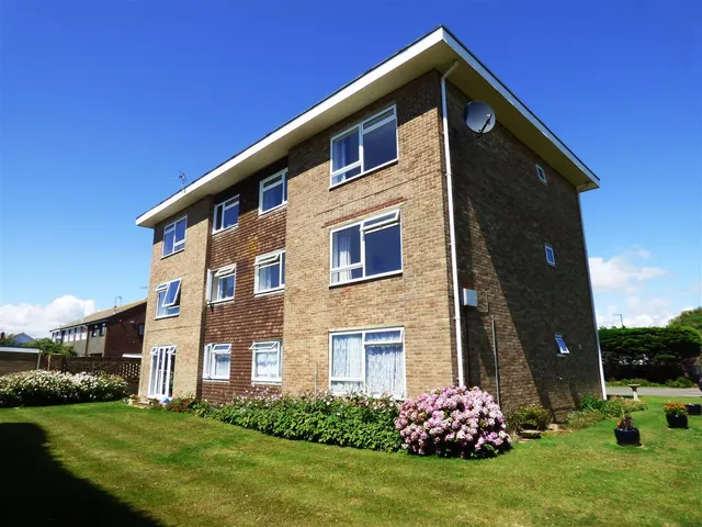 Fontwell Close, Rustington, photo 1
