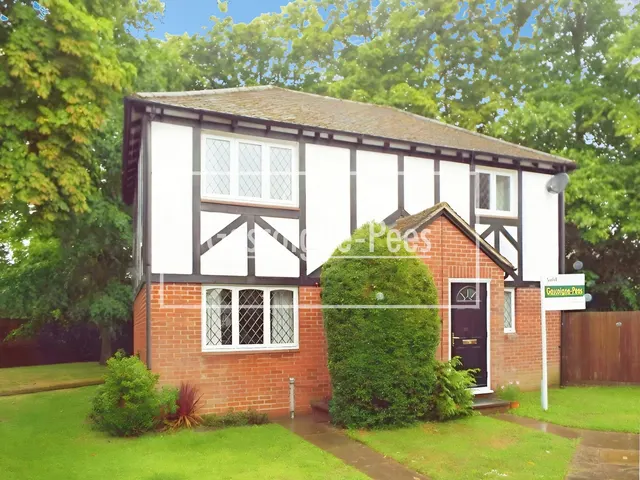 East Molesey, KT8, photo 1