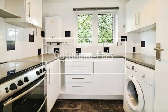 East Molesey, KT8, photo 3