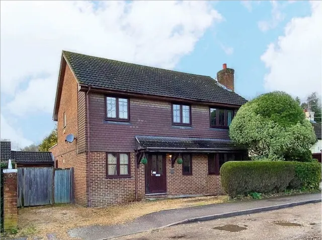 Pinewood Road, Ash, Surrey, GU12 6DG, photo 1