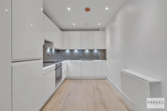 Lakeside Drive, London, NW10, photo 2