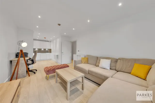 Lakeside Drive, London, NW10, photo 3