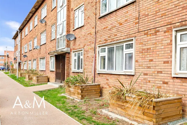 Cranbrook Road, Barkingside, IG6, photo 1