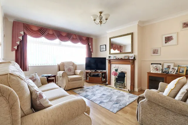 Martinsdale, Clacton-On-Sea, CO15, photo 2