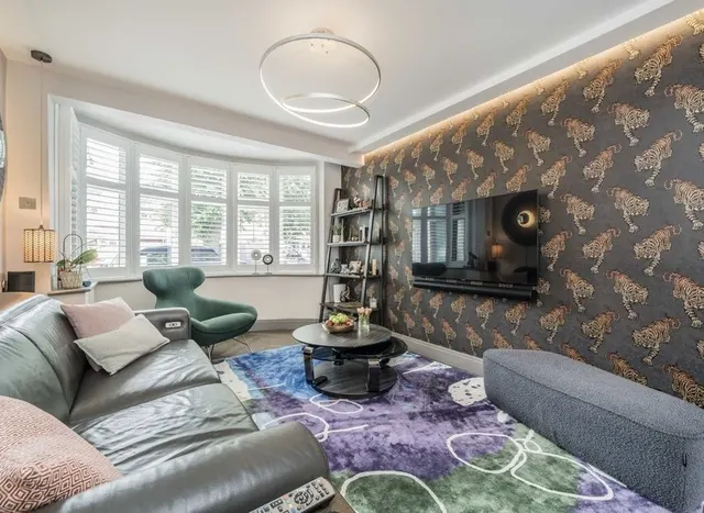 Photo 3 — Thames Avenue, Ealing, UB6