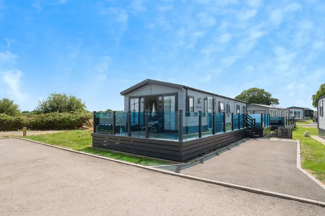 Havant Road, Hayling Island, PO11, photo 1