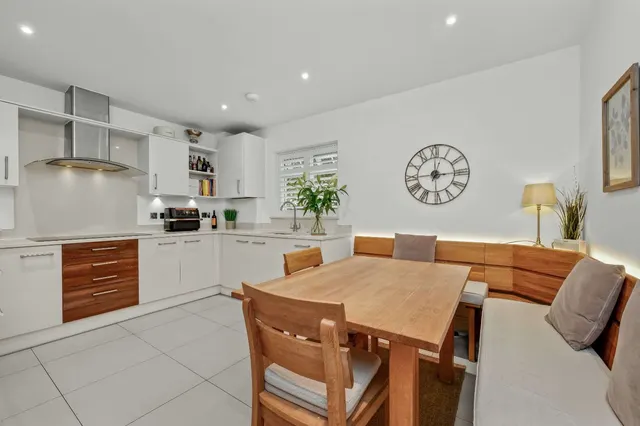 More Lane, Esher, KT10, photo 2
