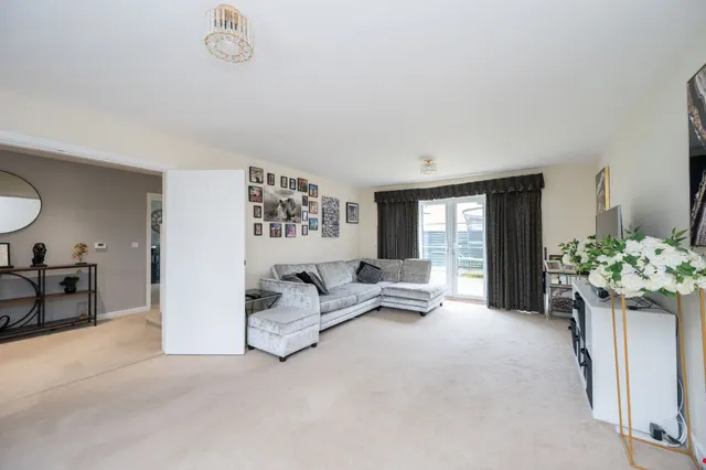 Churchill Way, Broadbridge Heath, RH12, photo 3