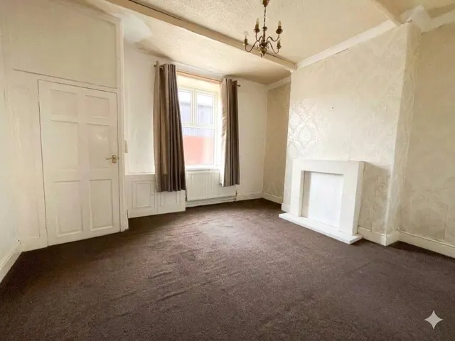 Jackson Street, Springhead, OL4, photo 2