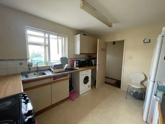 Photo 3 — Rowan Close, Durrington, SP4