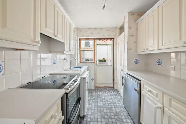 Lilliput Avenue, Northolt, UB5, photo 2