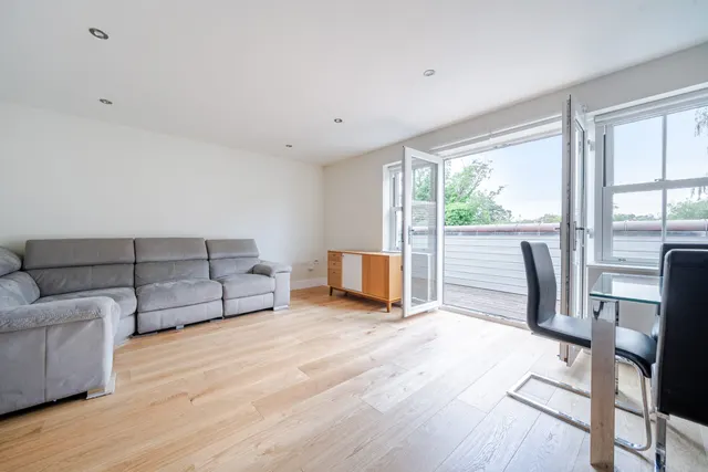 Risegate Lodge, Holden Road, Woodside Park, London, Greater London, N12 7DU, photo 1