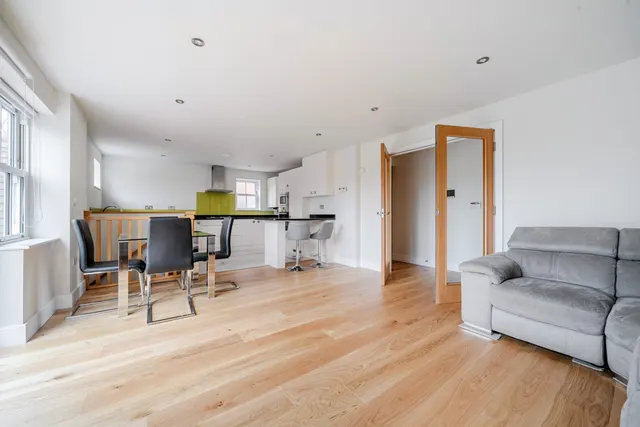 Photo 3 — Risegate Lodge, Holden Road, Woodside Park, London, Greater London, N12 7DU