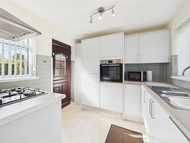 Photo 3 — Meadow Close, North Hykeham, Lincoln