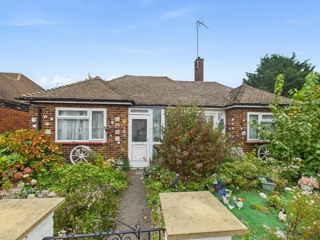 Willow Gardens, Ruislip, HA4 6JT, photo 1