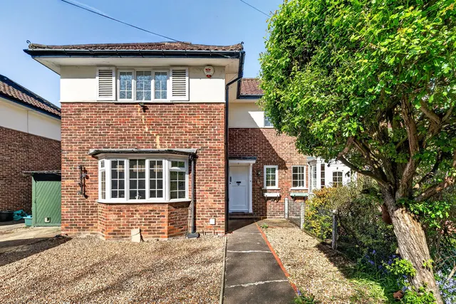 Abbotts Tilt Hersham, Walton-On-Thames KT12 4RB, photo 1