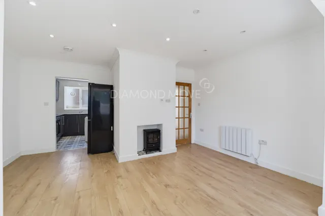 Staines Road, Feltham, TW14 0JT, photo 1