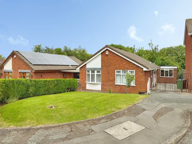 Charterfield Drive, Heath Hayes, WS12, photo 1