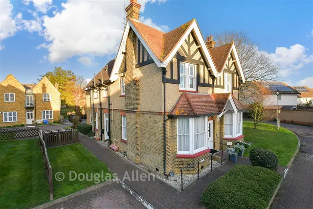 Village Way, Barkingside, IG6, photo 1