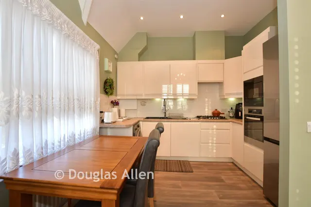 Village Way, Barkingside, IG6, photo 3