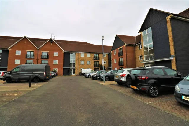 Photo 3 — Howard Road, Chafford Hundred, Grays, Essex, RM16 6DG