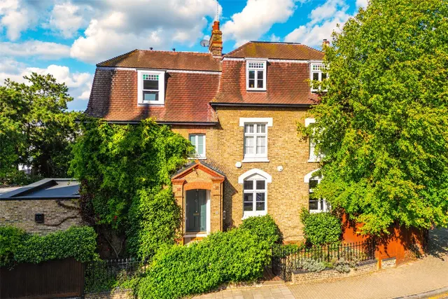 Ponsonby Road, London, SW15, photo 1