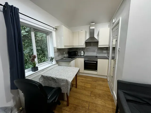 Jersey Road, Hounslow, TW3, photo 1