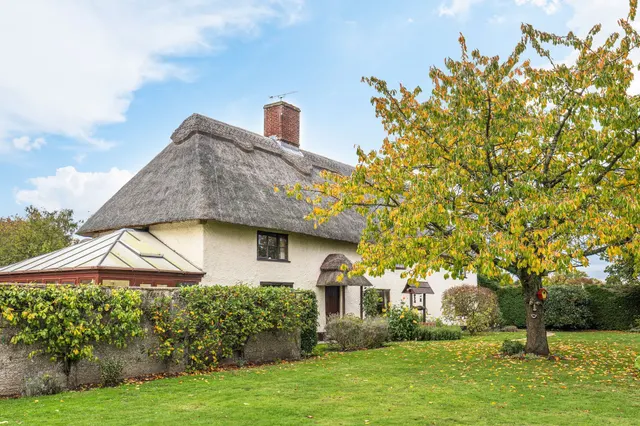 Handsome Thatched Farmhouse in Merton, photo 2